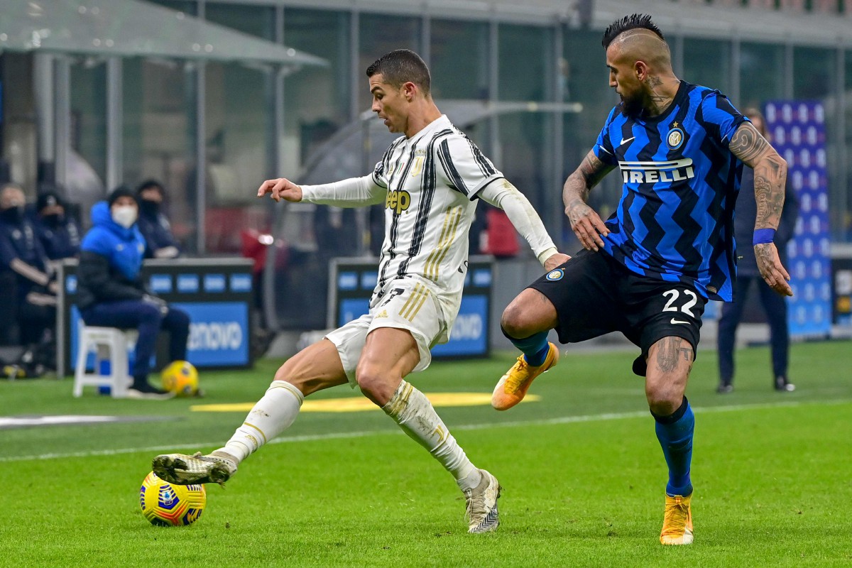 Penyerang Juventus, Cristiano Ronaldo (kiri) dikawal pemain Inter Milan ketika beraksi dalam perlawanan Serie A yang lalu. FOTO AFP