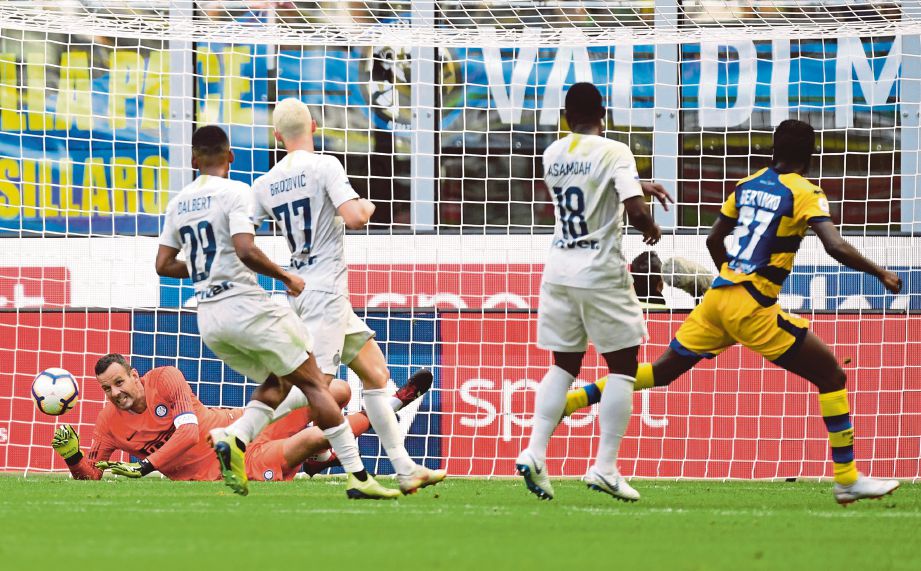 PENJAGA gol Inter Milan, Samir Handanovic (kiri) cuba menepis bola rembatan pemain Parma di Stadium San Siro. FOTO AFP