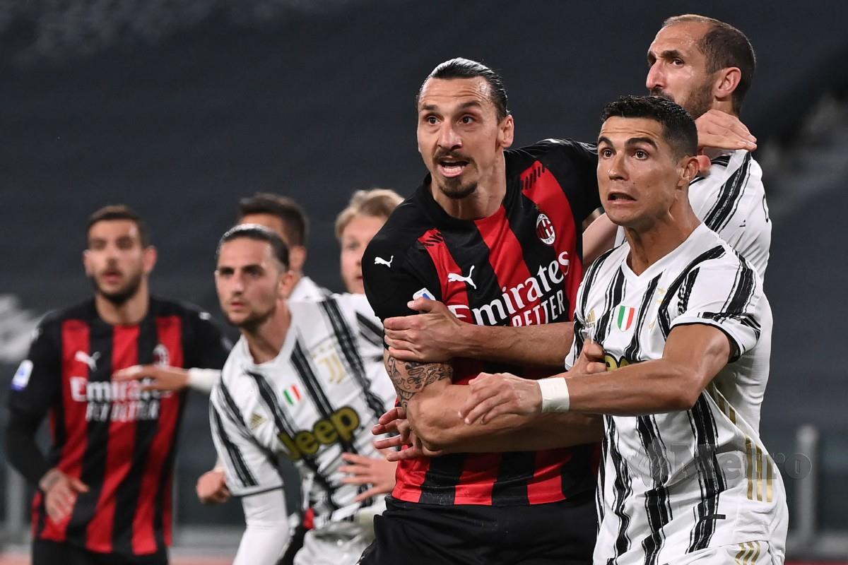PENYERANG AC Milan, Zlatan Ibrahimovic (tengah) menerima cabaran daripada Ronaldo. FOTO AFP