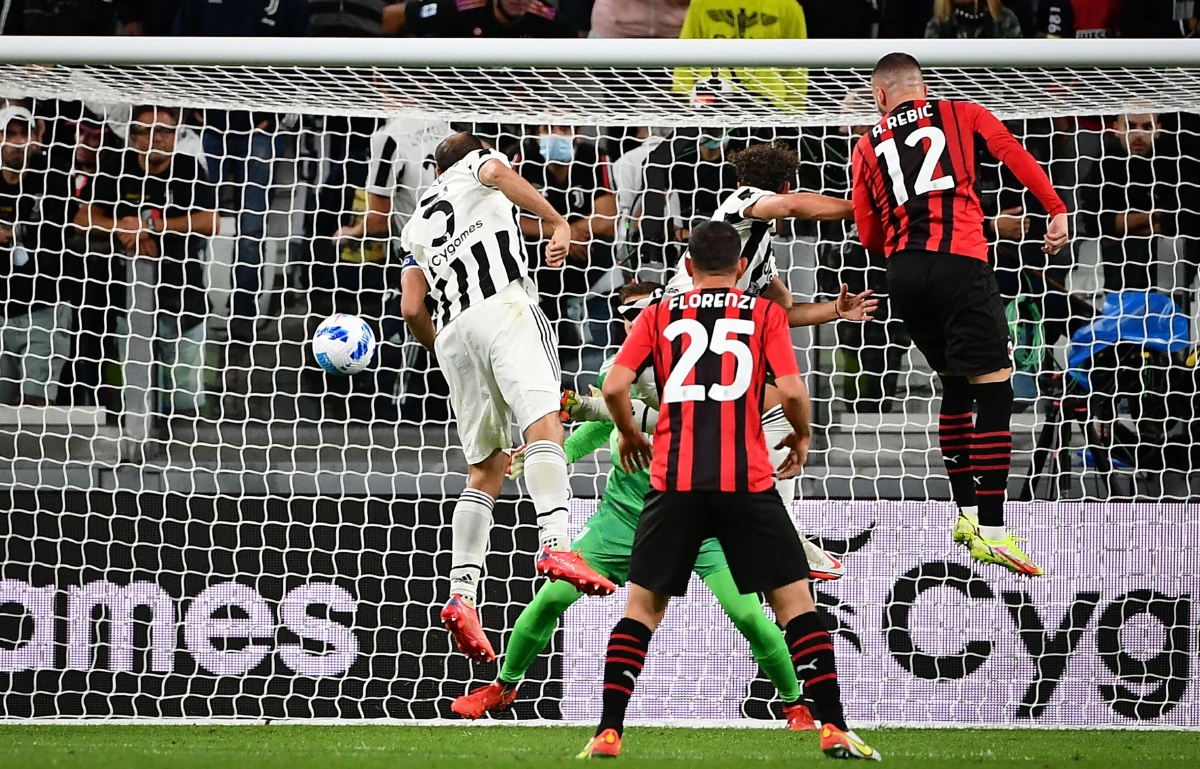 REBIC (kanan) menanduk gol penyamaan Milan. FOTO AFP  
