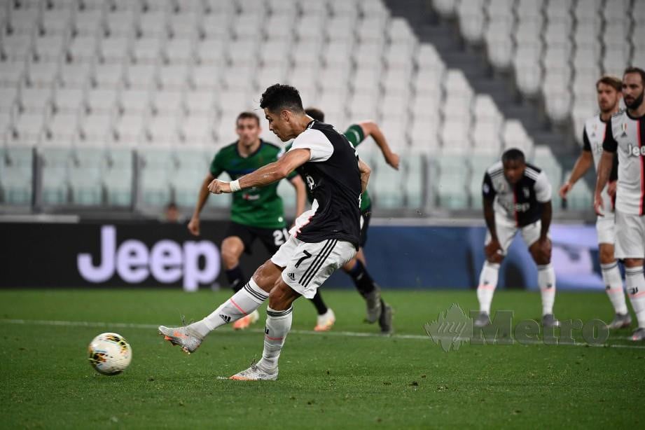 RONALDO menyempurnakan dua sepakan penalti untuk Juventus. FOTO AFP 