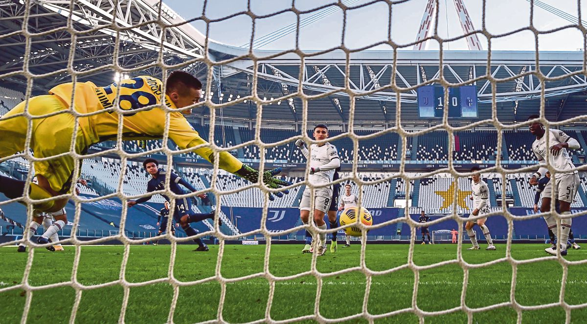 PENJAGA gol Bologna,  Lukasz Skorupski gagal menyelamatkan gawangnya daripada ditembusi   McKennie. FOTO AFP 