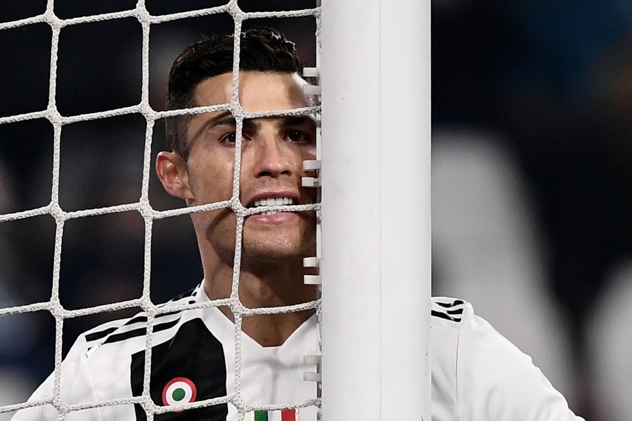 Penyerang Juventus Cristiano Ronaldo menjaringkan gol kedua ketika mengatasi Frosinone, 3-0, dalam saingan Serie A.