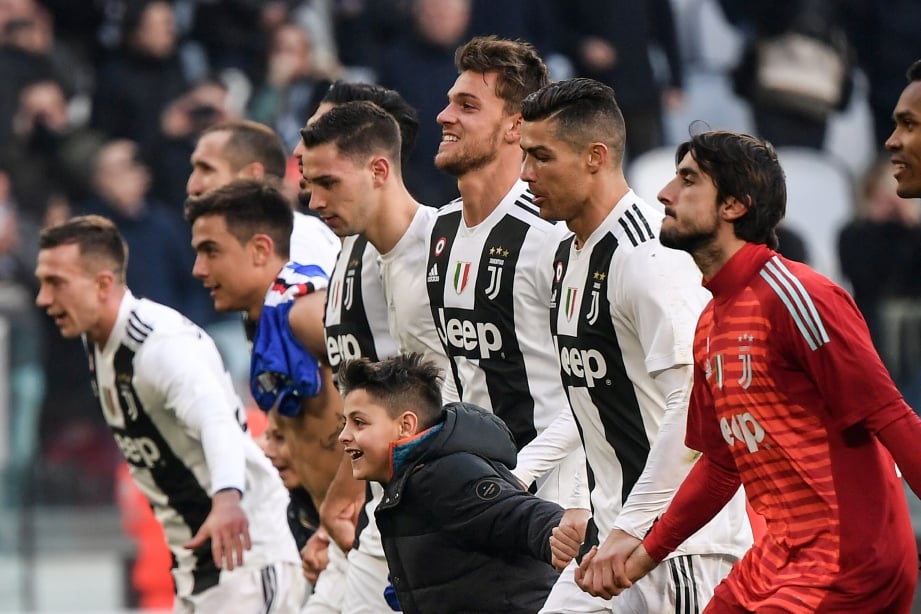 PEMAIN Juventus meraikan kemenangan penutup musim 2018 selepas menewaskan Sampdoria 2-1. FOTO AFP