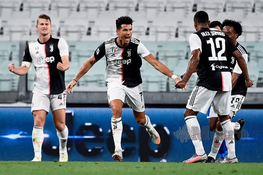 Ronaldo (tengah) meraikan jaringan pembukaan Juventus pada aksi Serie A pagi ini. FOTO AFP