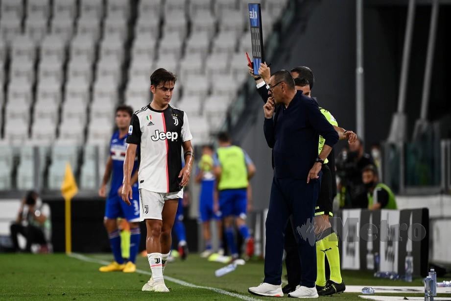 Maurizio Sarri (kanan) memberi arahan kepada pemain Juventus pada aksi Serie A pagi ini. FOTO AFP