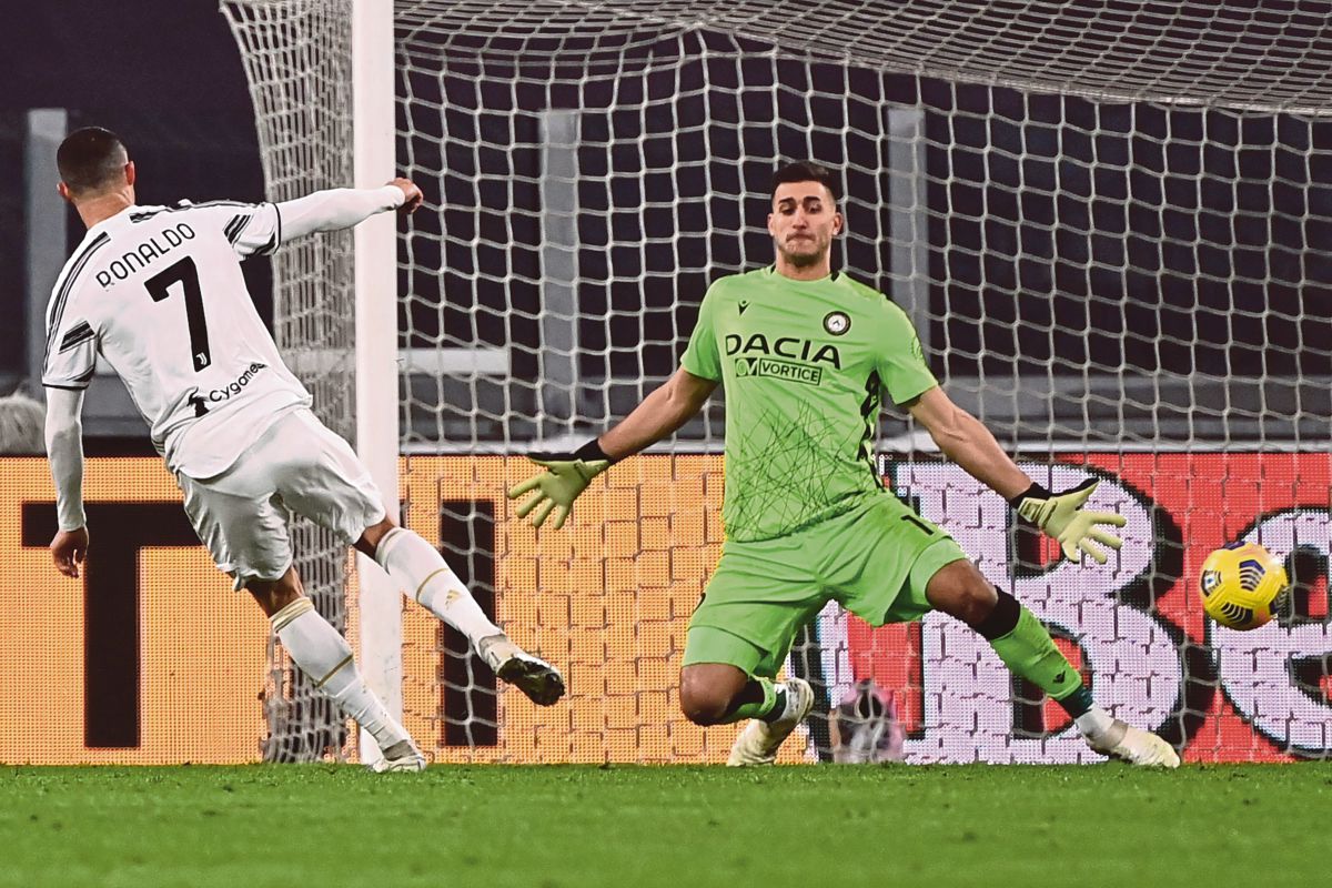 AKSI  Ronaldo  menjaringkan gol keduanya di Turin, awal pagi tadi. FOTO AFP 
