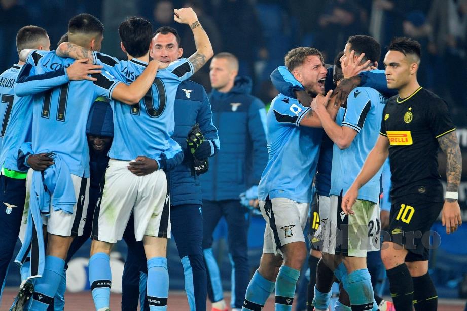 PEMAIN Lazio bergembira selepas tamat perlawanan menentang Inter Milan di Rome.  FOTO AFP