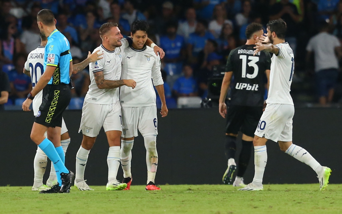 KAMADA (tengah) diraikan rakan sepasukan selepas meledak gol kedua Lazio.  