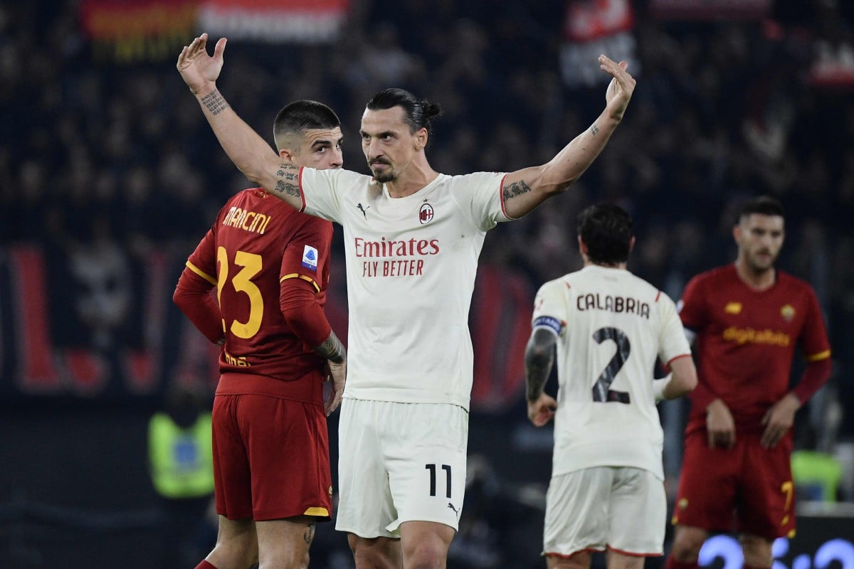 Penyerang AC Milan, Zlatan Ibrahimovic meraikan kejayaan menjaringkan gol buat pasukannya ketika berdepan Roma di Rom. FOTO AFP