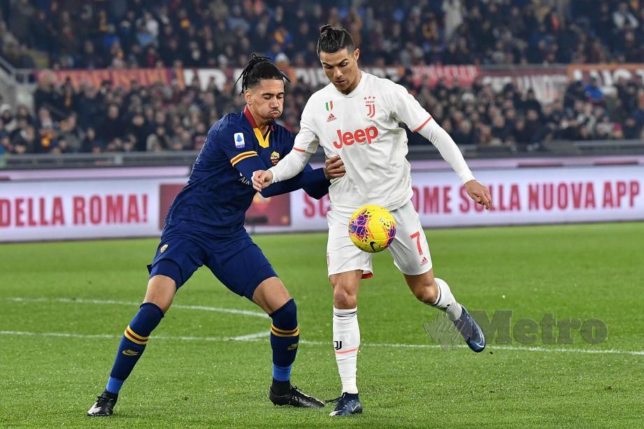 Penyerang Juventus, Cristiano Ronaldo (kanan) menyempurnakan penalti ketika mengatasi Roma. FOTO AFP