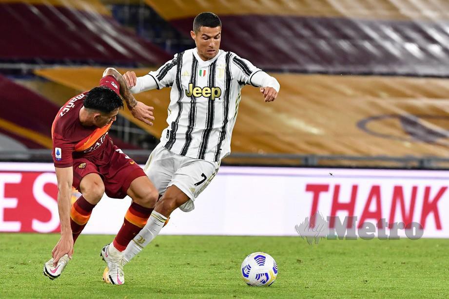 Penyerang Juventus, Cristiano Ronaldo (kanan) mengatasi pemain Roma pada aksi Serie A. FOTO AFP