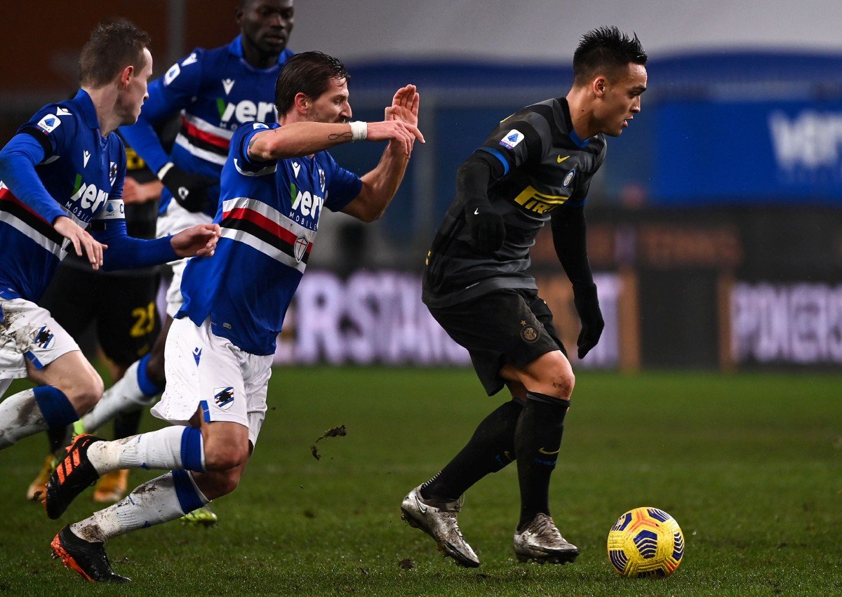 PENYERANG Inter, Lautaro Martinez berjaya melepaskan diri daripada kawalan. FOTO  AFP
