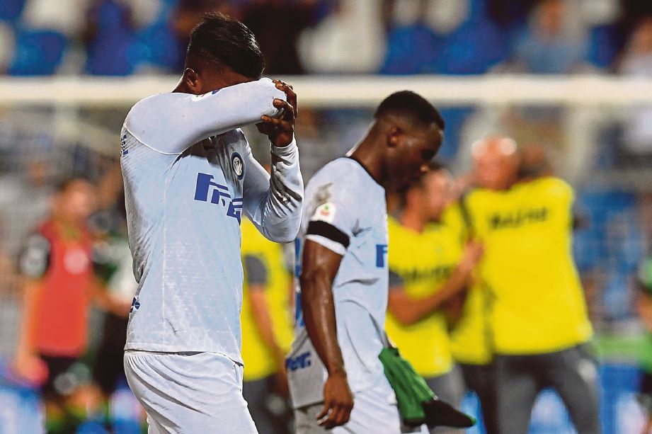 PEMAIN Inter Milan kecewa selepas tewas 0-1 kepada Sassuolo dalam aksi Serie A. FOTO AFP