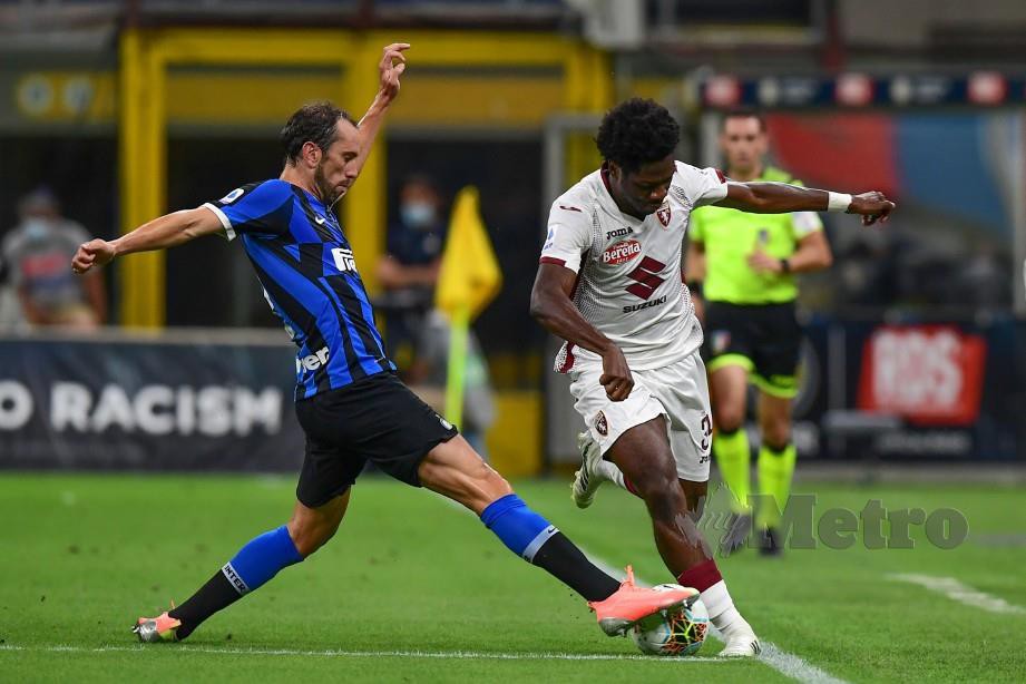 Pertahanan Inter Milan, Diego Godin (kiri) menghalang pemain Torino dalam saingan Serie A. FOTO AFP