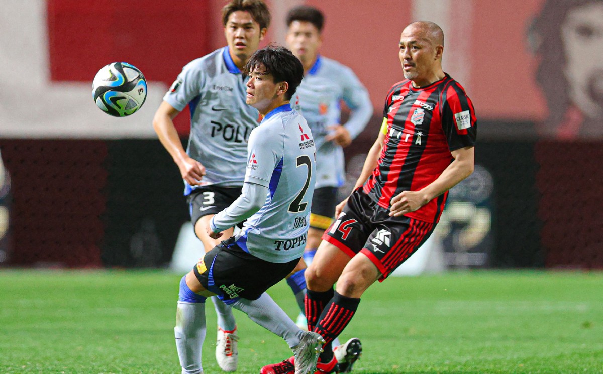 ONO (kanan) umumkan persaraan pada perlawanan terakhir Liga J musim ini. FOTO AFP