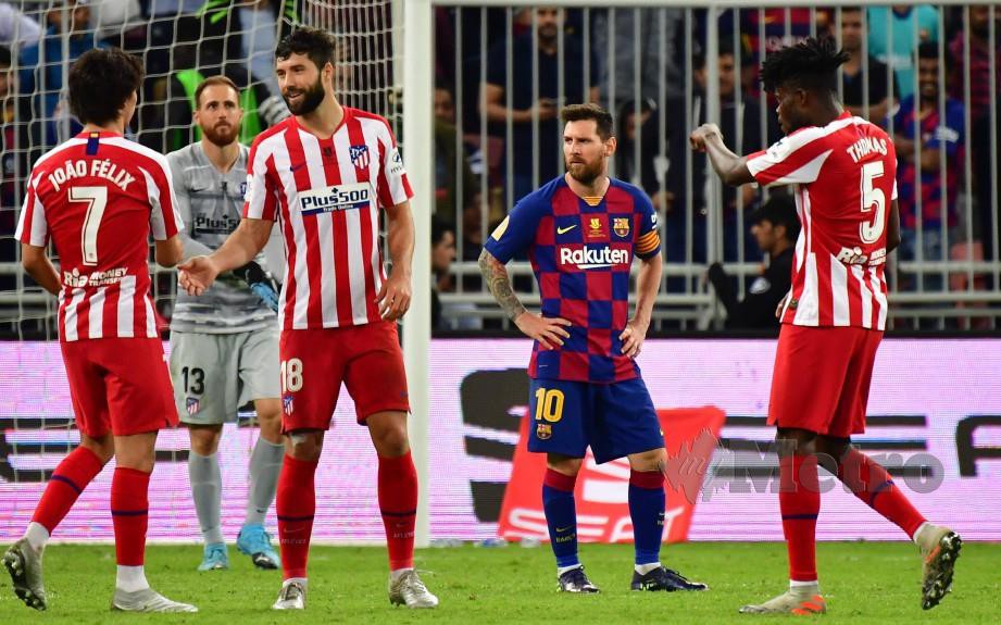 Penyerang Barcelona, Lionel Messi (dua kanan) kecewa selepas menyaksikan gol kemenangan pemain Atletico sekali gus mara ke final Piala Super Sepanyol. FOTO AFP