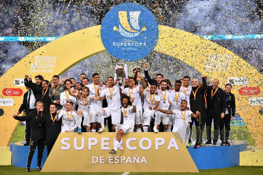 Pemain Real Madrid meraikan kemenangan menjulang Piala Super Sepanyol. FOTO AFP