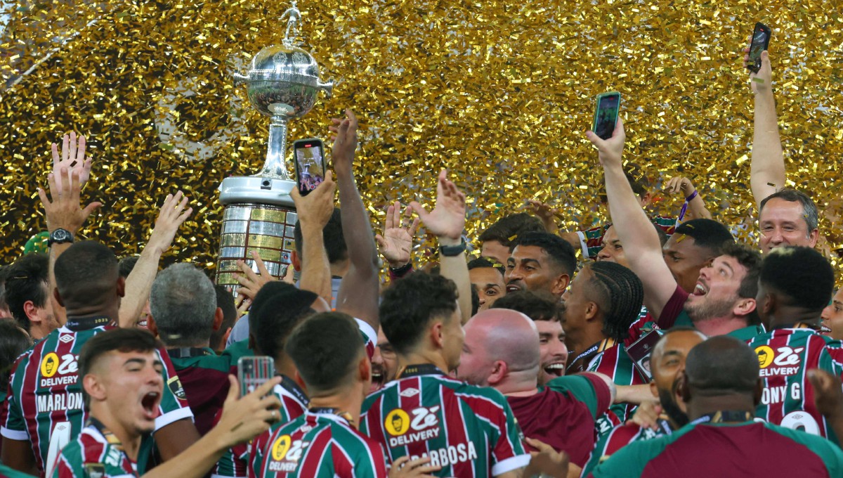 FLUMINENSE meraikan kejayaan memenangi Copa Libertadores. FOTO AFP