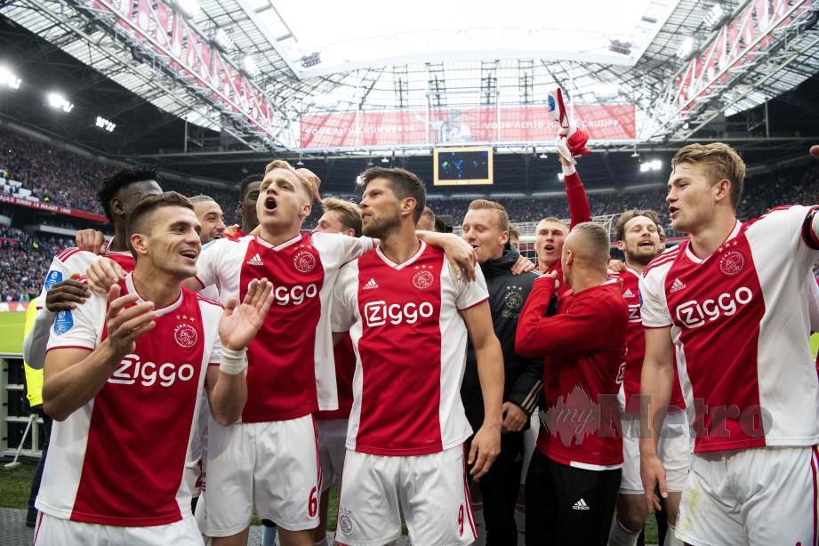 Pemain Ajax meraikan kejayaan pasukan menewaskan Utrecht, 4-1. FOTO AFP.