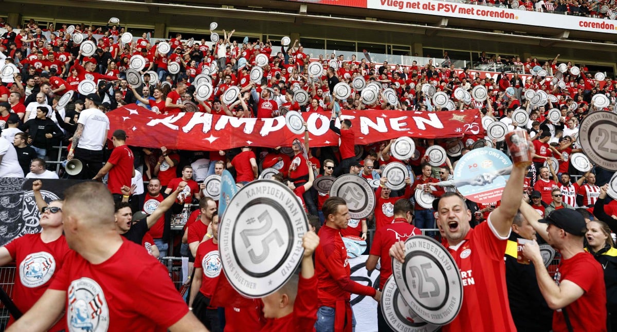 PENYOKONG PSV meraikan kejayaan menjulang kejuaraan liga. FOTO AFP
