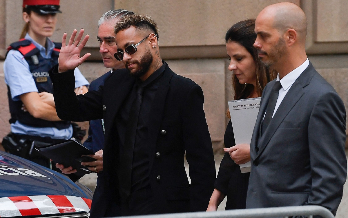 NEYMAR melambai tangan ketika tiba di mahkamah di Barcelona.