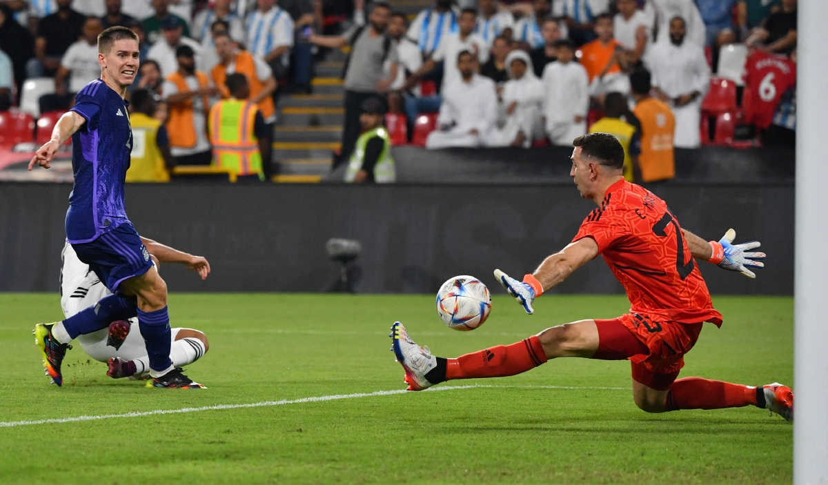 PENJAGA gol Argentina, Damian Martinez menyelamatkan gawangnya daripada ditembusi penyerang UAE.   FOTO AFP