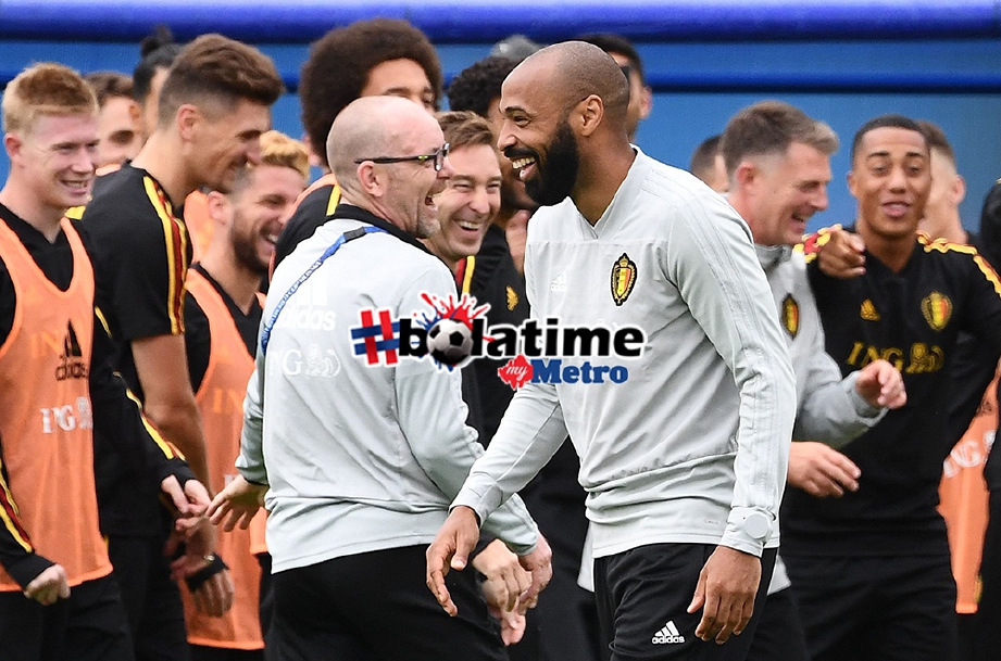 PEMBANTU jurulatih Belgium, Thierry Henry (tengah) sempat melakukan jenaka ketika sesi latihan skuad Belgium menjelang aksi menentang Perancis di separuh akhir. FOTO AFP