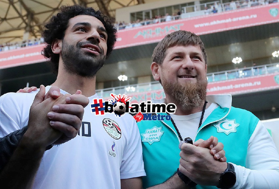 BINTANG bola sepak, Mohamed Salah (kiri) bersama Presiden Chechnya, Ramzan Kadyrov ketika melihat sesi latihan skuad Mesir. FOTO AFP