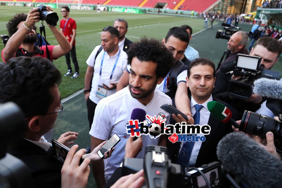 BINTANG Mesir, Mohamed Salah ditemubual media selepas tiba di Grozny bersama rakan sepasukan. FOTO AFP