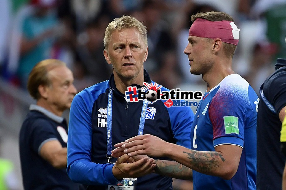 JURULATIH Iceland, Heimir Hallgrimsson (kiri) bersama pemain pertahanan, Ragnar Sigurdsson ketika aksi Kumpulan D menentang Nigeria di Stadium Volgograd Arena. FOTO AFP