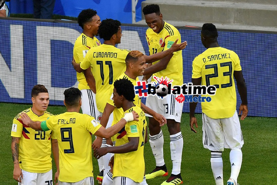 PEMAIN Colombia, Yerry Mina (tengah) meraikan kejayaan mara ke pusingan 16 terakhir selepas berjaya menewaskan Senegal di Stadium Samara, malam tadi. FOTO AFP