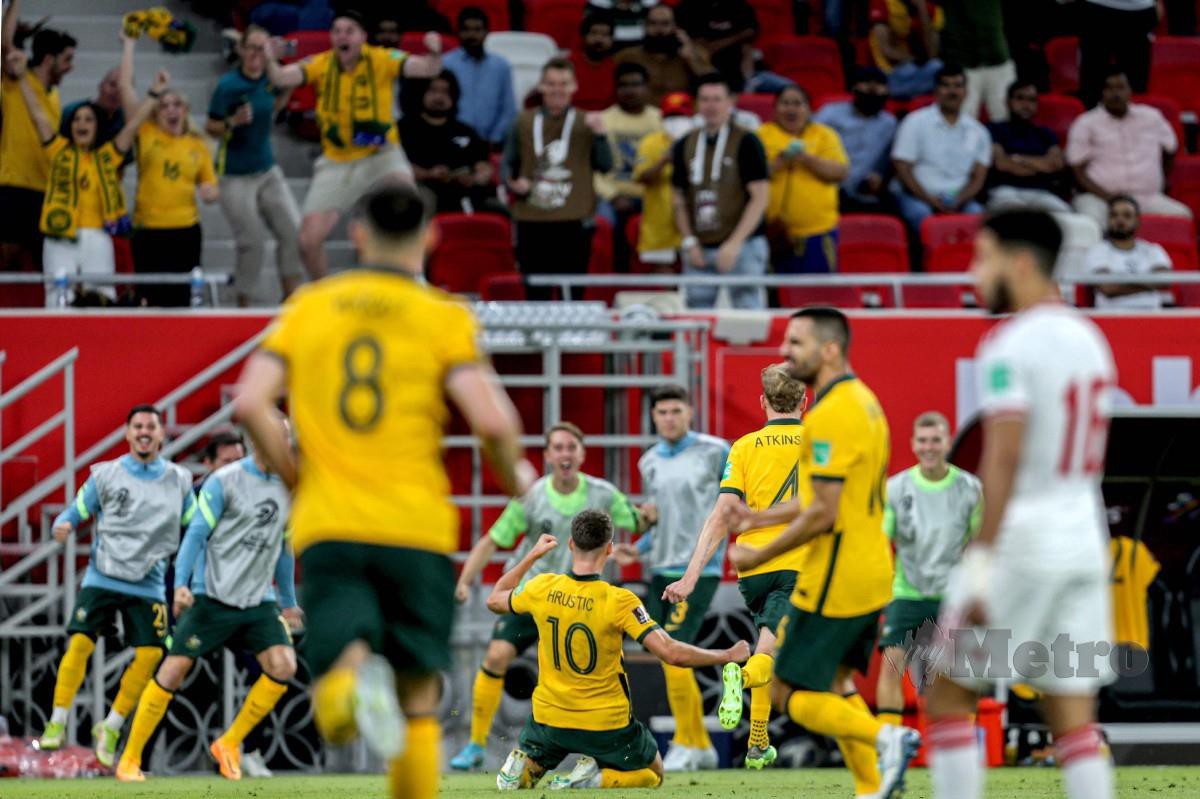 AJDIN Hrustic (tengah) raikan kejayaan ledak gol Australia. -FOTO AFP