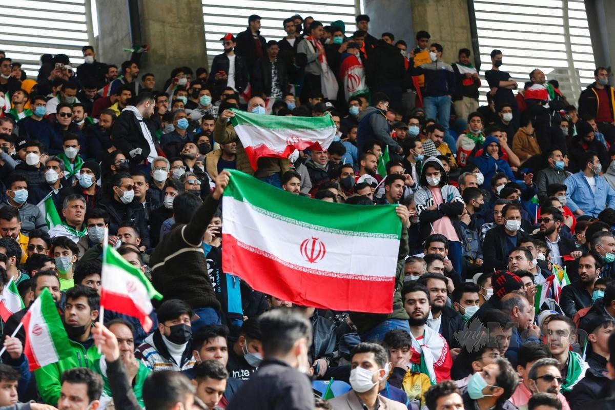 HANYA penyokong lelaki dibenarkan memasuki stadium Imam Reza Stadium ketika perlawanan Iran menentang Lebonan. -FOTO AFP 