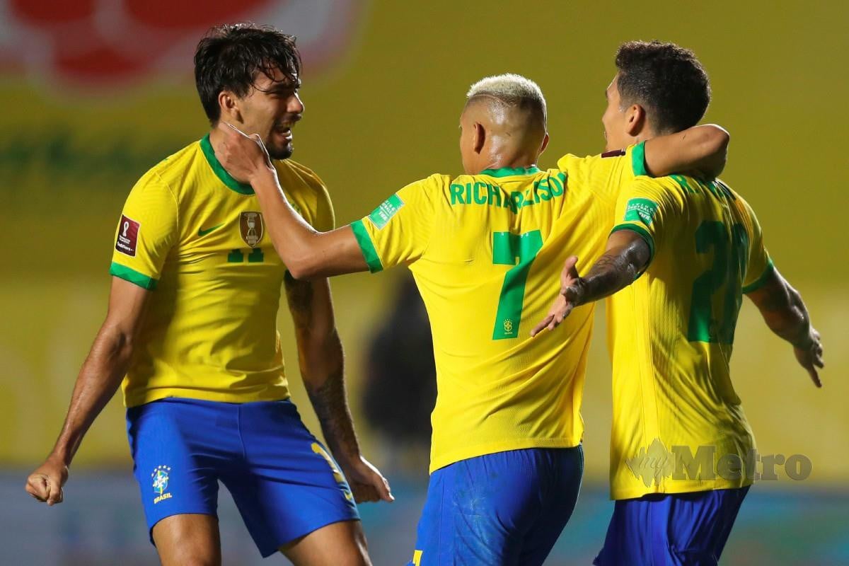 Penyerang Brazil, Roberto Firmino (kanan) meraikan jaringan tunggalnya bersama rakan sepasukan ketika menewaskan Venezuela pada aksi kelayakan Piala Dunia. FOTO AFP