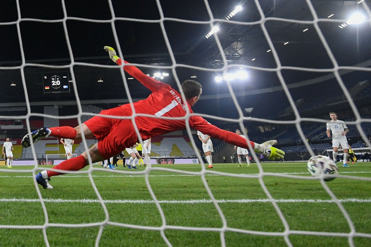 Penjaga gol Iceland, Hannes Halldorsson bolos tiga kali ketika berdepan Jerman dalam aksi kelayakan Piala Dunia 2022 Qatar. FOTO AFP 