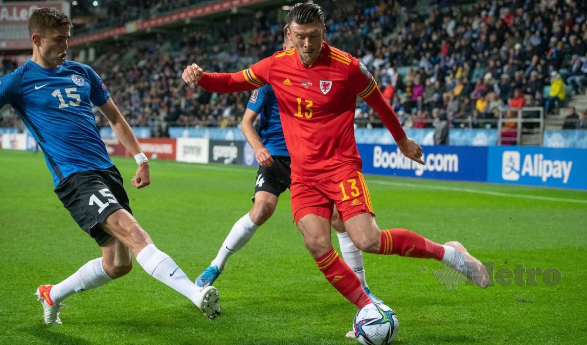 MOORE (kanan) meledak gol tunggal Wales untuk menumpaskan Estonia 1-0. FOTO AFP