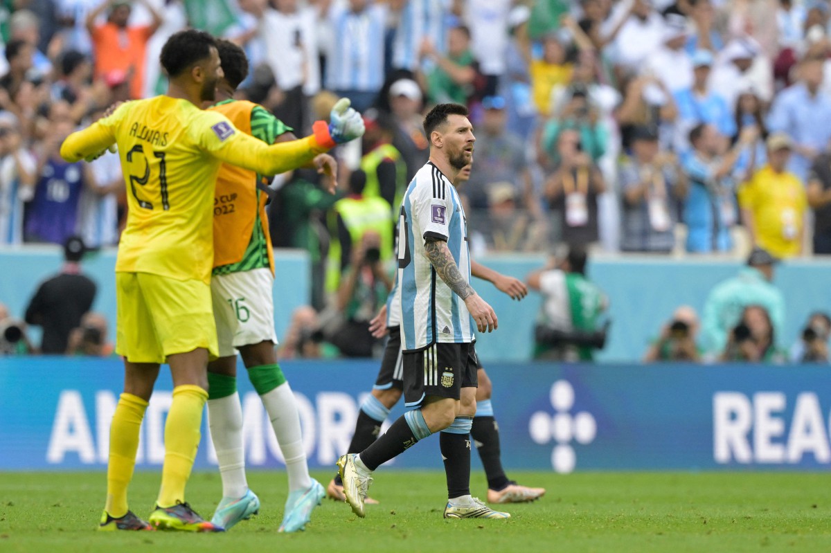 Penyerang Argentina, Lionel Messi (kanan) kecewa selepas tewas kepada Arab Saudi dalam saing Kumpulan C Piala Dunia. FOTO AFP