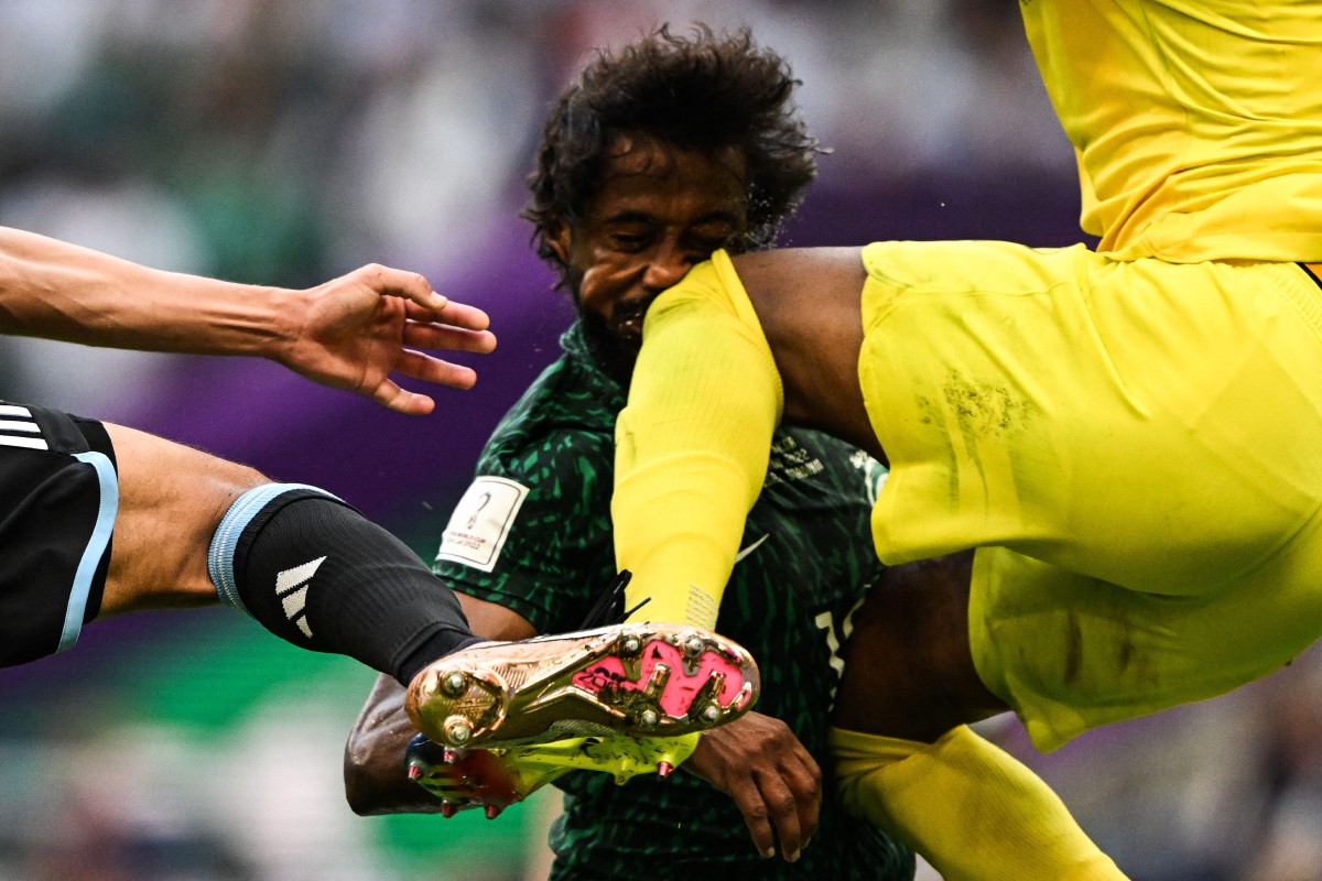 Penjaga gol Arab Saudi Mohammed Al-Owais (kanan) bertembung dengan Yasser Al-Shahrani ketika aksi Kumpulan C menentang Argentina. FOTO AFP