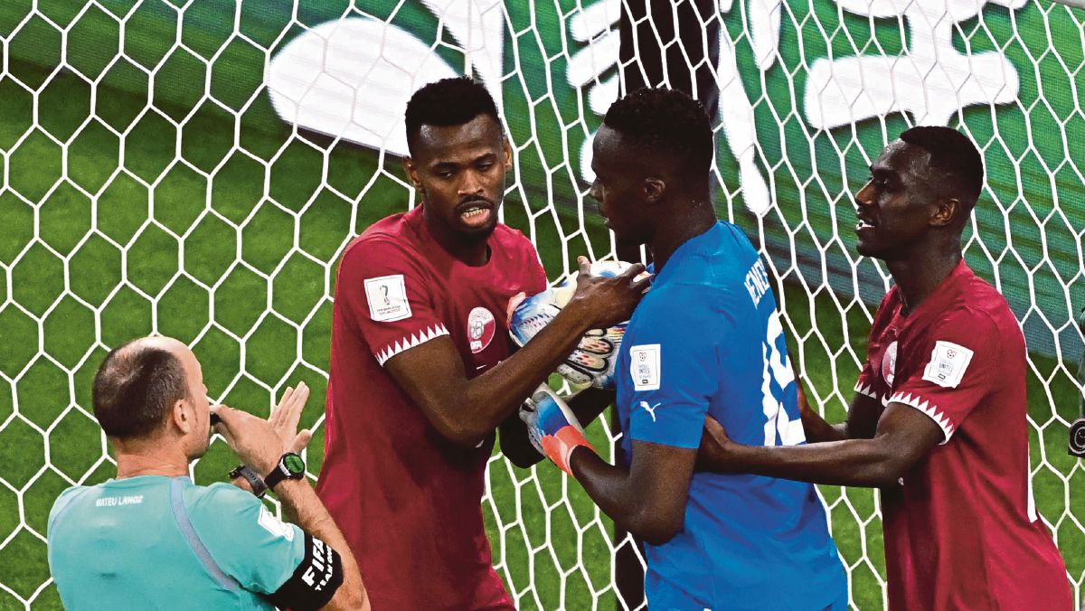 MUNTARI (dua dari kiri) cub mengambil bola daripada penjaga gol Senegal, Edouard Mendy selepas menjaringkan gol tunggal Qatar. FOTO AFP 