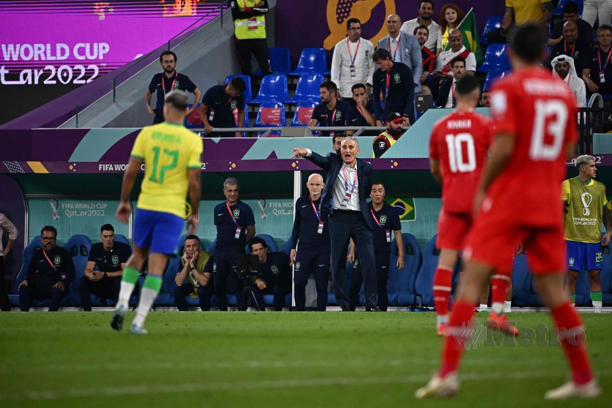 Pengendali Brazil, Tite memberi arahan kepada pemainnya ketika aksi berdepan Switzerland. FOTO AFP
