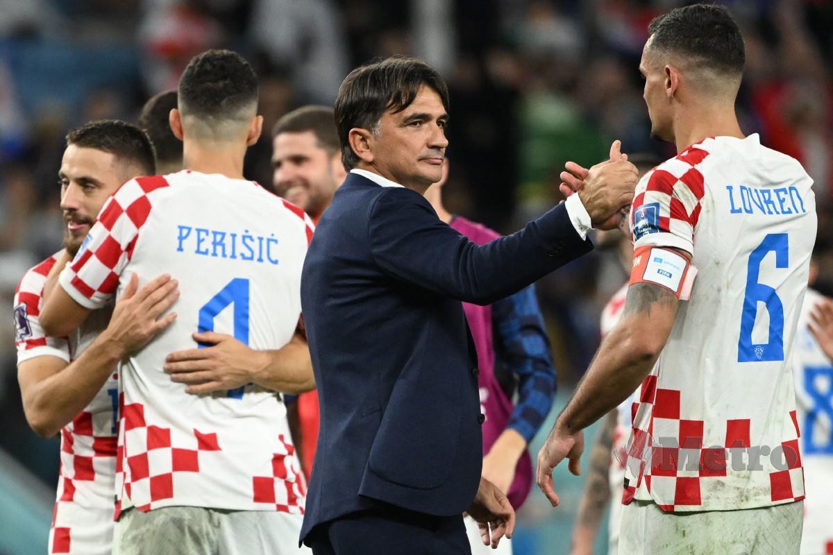 Zlatko Dalic (tengah) mengucapkan tahniah kepada pemainnya selepas Croatia menewaskan Jepun pada aksi Piala Dunia. FOTO AFP