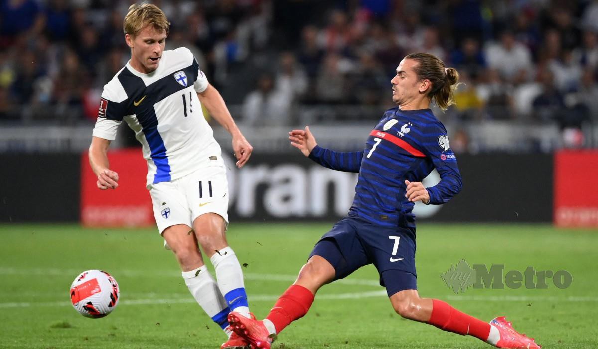 GRIEZMANN (kanan) berjaya meledak dua gol untuk membantu Perancis menumpaskan Finland 2-0. FOTO AFP