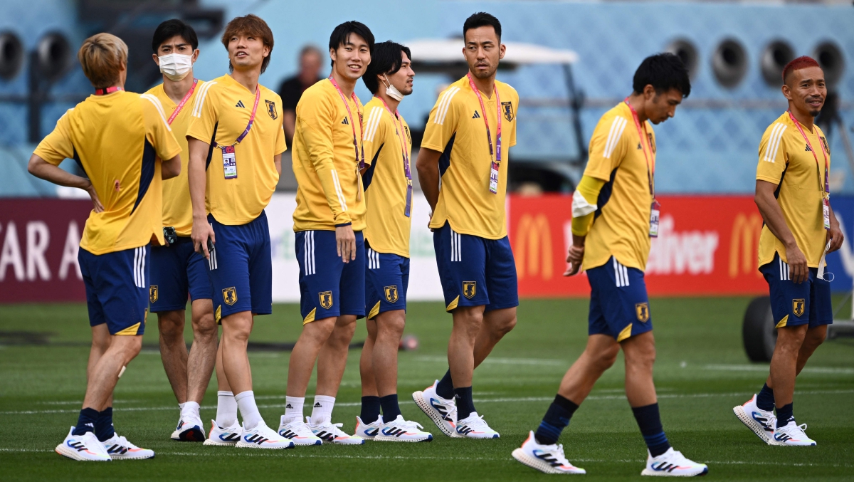 PEMAIN Jepun meninjau padang di Stadium Khalifa International, Doha menjelang aksi menentang Jerman. FOTO AFP 