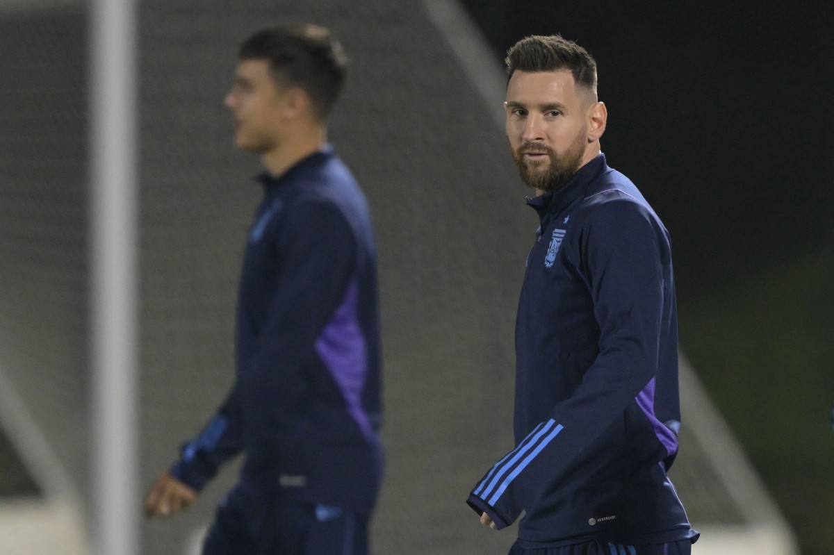 Penyerang Argentina, Lionel Messi menjalani latihan bersama pasukan di Universiti Qatar, Doha. FOTO AFP