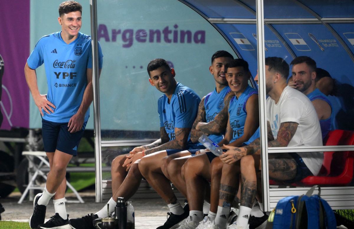 ALVAREZ (kiri) sedia bantu Argentina raih kejuaraan. FOTO AFP