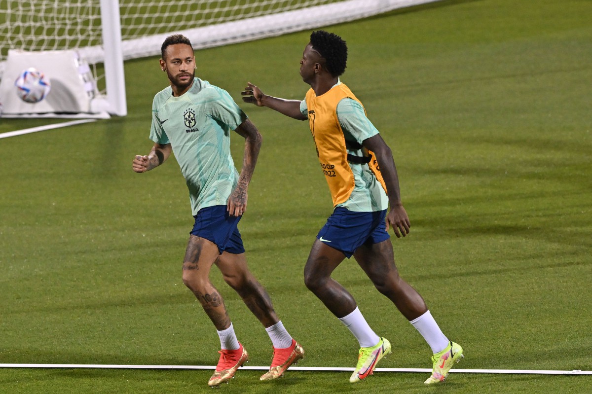 NEYMAR (kiri)bersama Vinicius Junior (kanan) pada sesi latihan di Al Arabi Stadium. -FOTO AFP