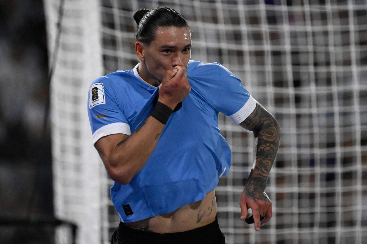 NUNEZ meraikan kejayaan meledak gol kedua Uruguay. -FOTO AFP 
