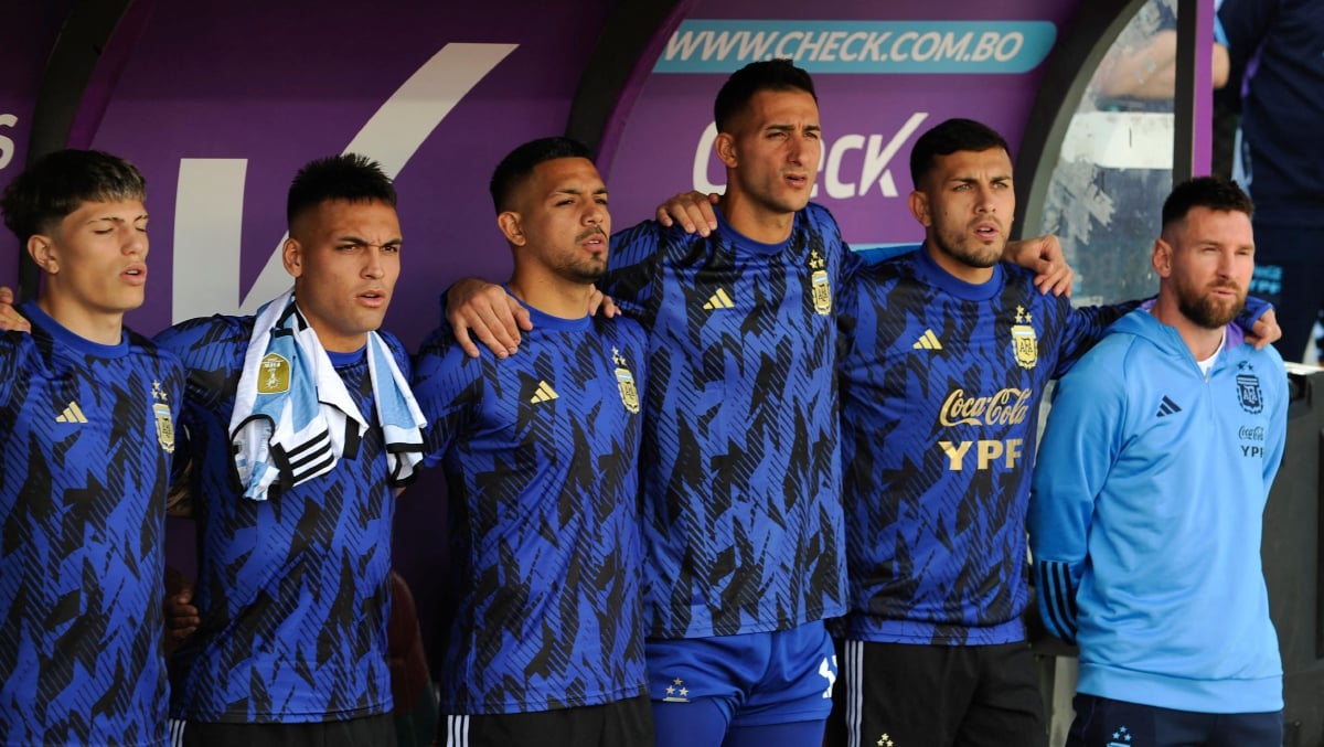 MESSI (kanan) tiada dalam senarai pemain Argentina selepas mengadu kepenatan. FOTO AFP 