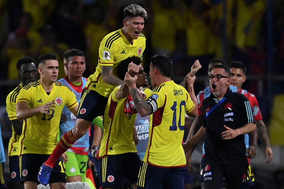 DIAZ (tengah) bersama rakan pasukan meraikan gol kemenangan Colombia mengatasi Brazil. -FOTO AFP 